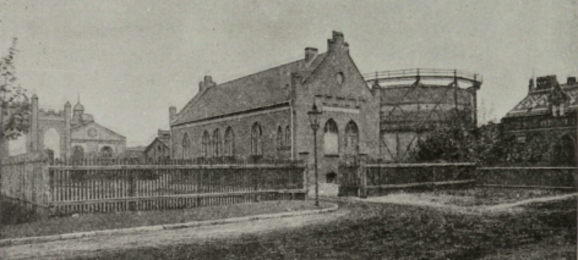 Gemeinde Gaswerk Köpenick, Ansicht von der Straße mit Gasbehälter, 1905